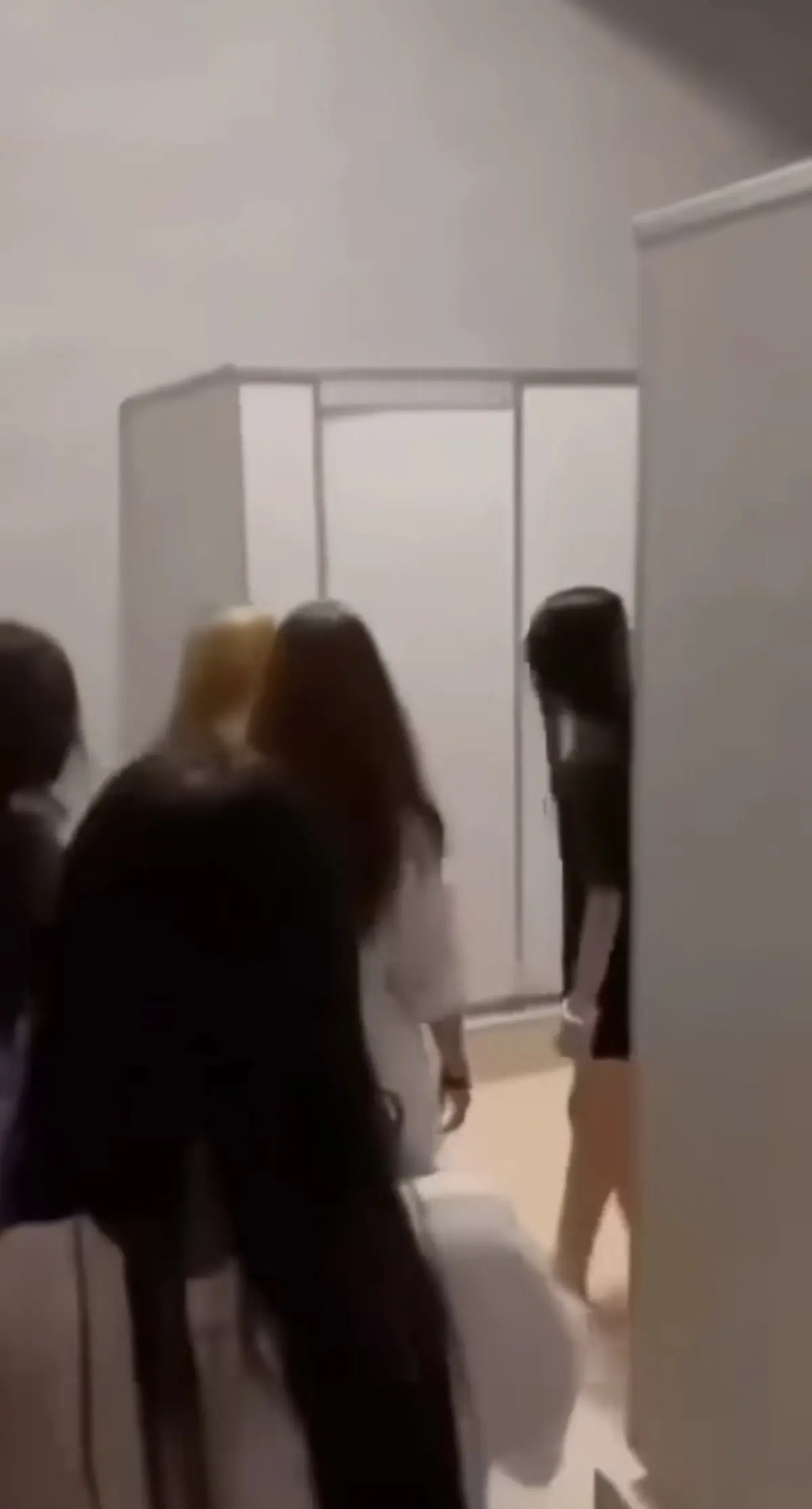免费在线观看《厕所保卫战》女生原视频，HD高清画质纯净极速播放-百度云网盘资源持续有效