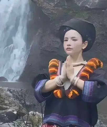 免费获取《苗族瀑布女孩》全季高清资源，1080P无删减在线观看，樱花动漫、VS影院畅看，网盘免费分享！