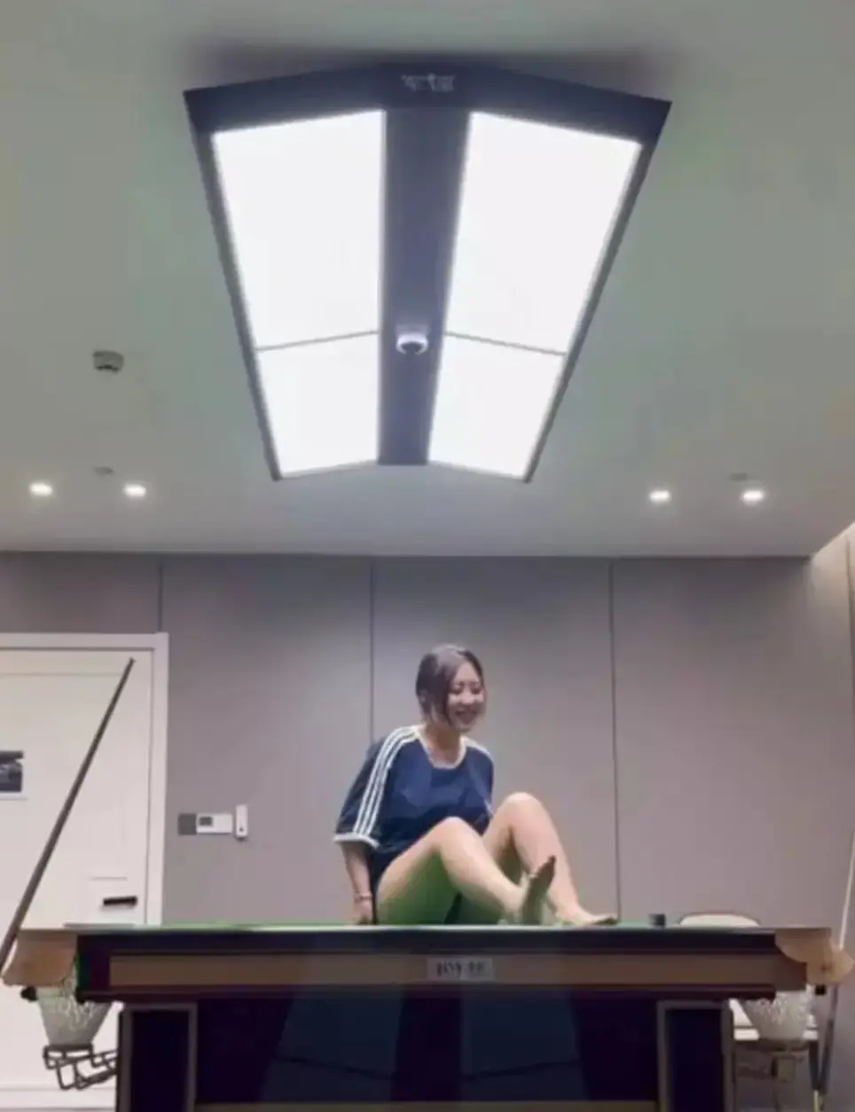江苏东台名爵台球厅助教风波来袭！《江苏东台名爵台球厅事件》中视频流出，1080P高清无删减在线观看，别错过！