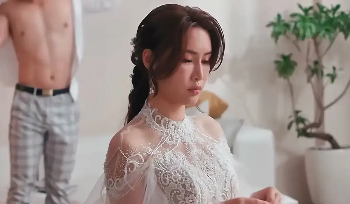 跟着艾熙老师看《苏畅-小凤新婚》，全程无剪切高清呈现 — 无广告纯净环境追剧，官方中文版对白超带感 — 《苏畅-小凤新婚》香港爱情标杆，长期可看不停