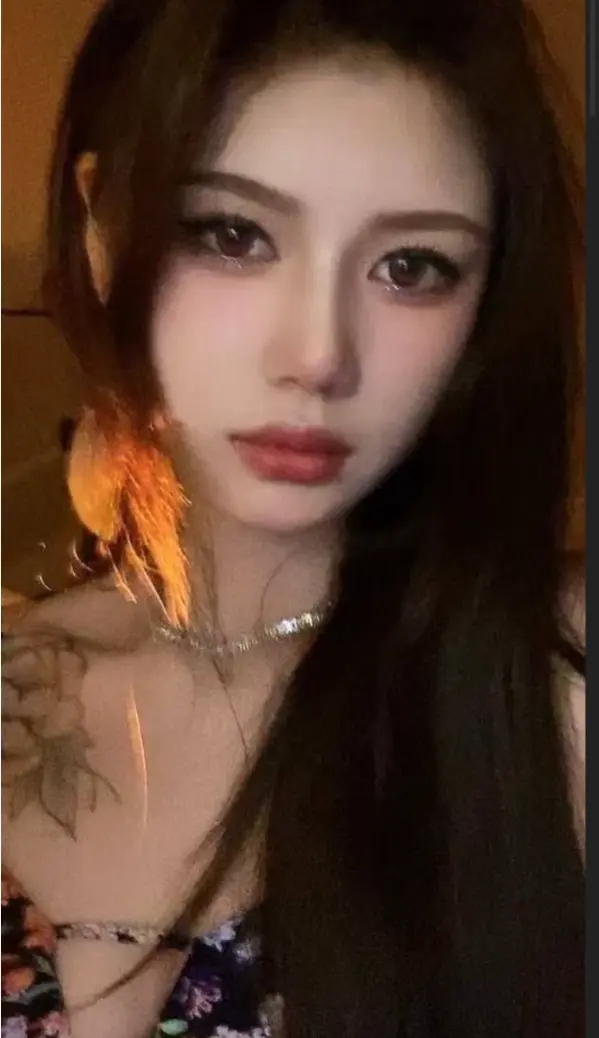 《丽枫酒店前台钟佩琪》