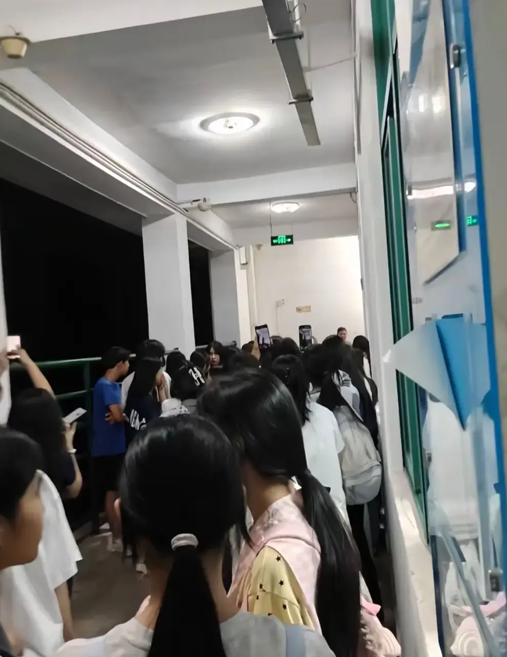 《双胞胎事件》1080P高清播放-梅州市职业技术学院女厕产子后续-卫生间神秘痕迹真相
