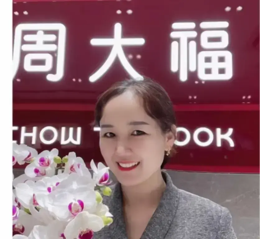 《周大福盐城射阳门店一拖三事件高清现场视频》