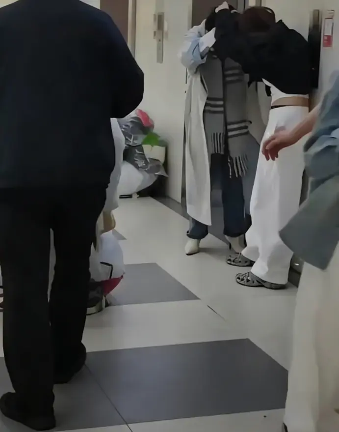 杭州四季青荣荣服饰原视频全集免费观看-《杭州四季青荣荣服饰原视频》二姐故事令人心疼