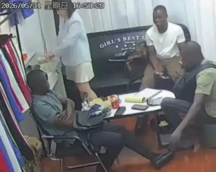快看！《三个黑人买衣服》事件引发社会热点，服装店监控曝光，美女老板娘回应引关注！免费在线观看无删减《三个黑人买衣服》全内容