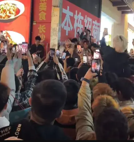 《长沙解放西,女子举止不当》相关资源图片