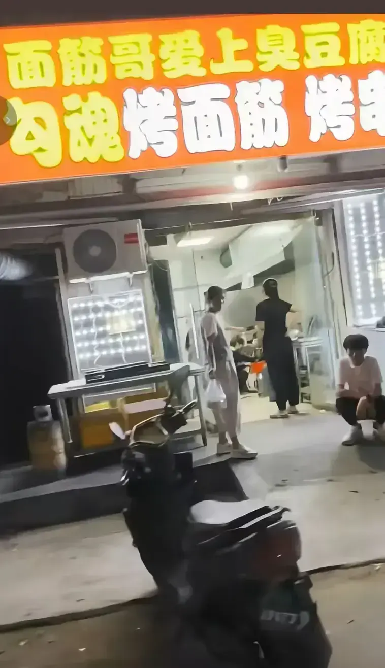 面筋哥从街头小贩变身网红，丈母娘背后的故事