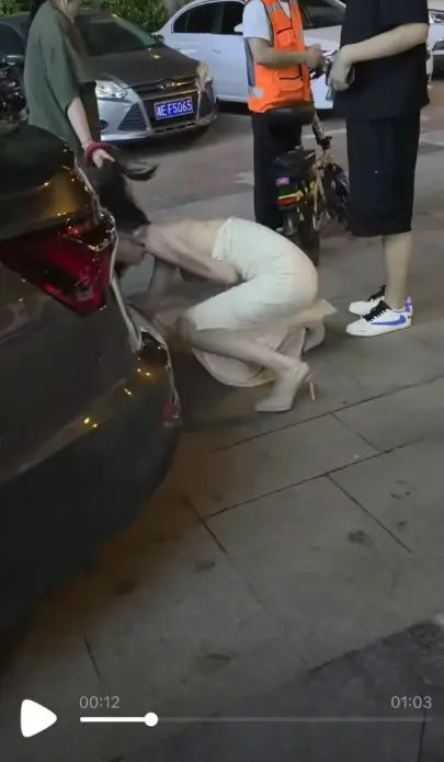 惊叹！《白裙女子被抓头发跳河》抓小三引发坠河意外，全面回顾事件细节，白裙女子抓头发跳河无广告持续更新