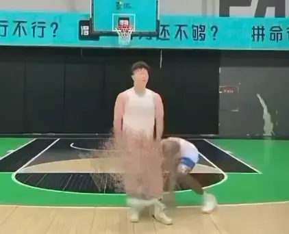 《牛教练的裤子》黑哥被牛教练追着满球场跑