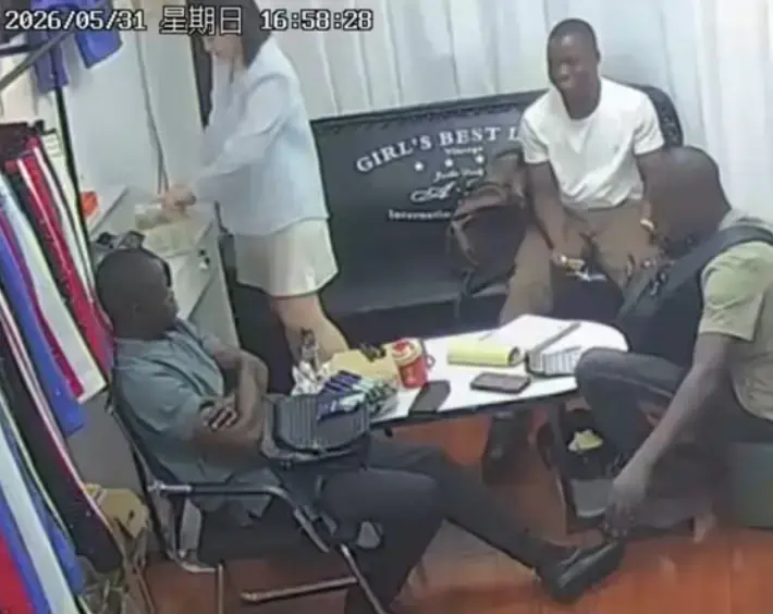 2026热门资源《三个黑人买衣服》，HD高清免费在线观看，服装店监控曝光，美女老板娘和黑人买衣服情节超精彩！
